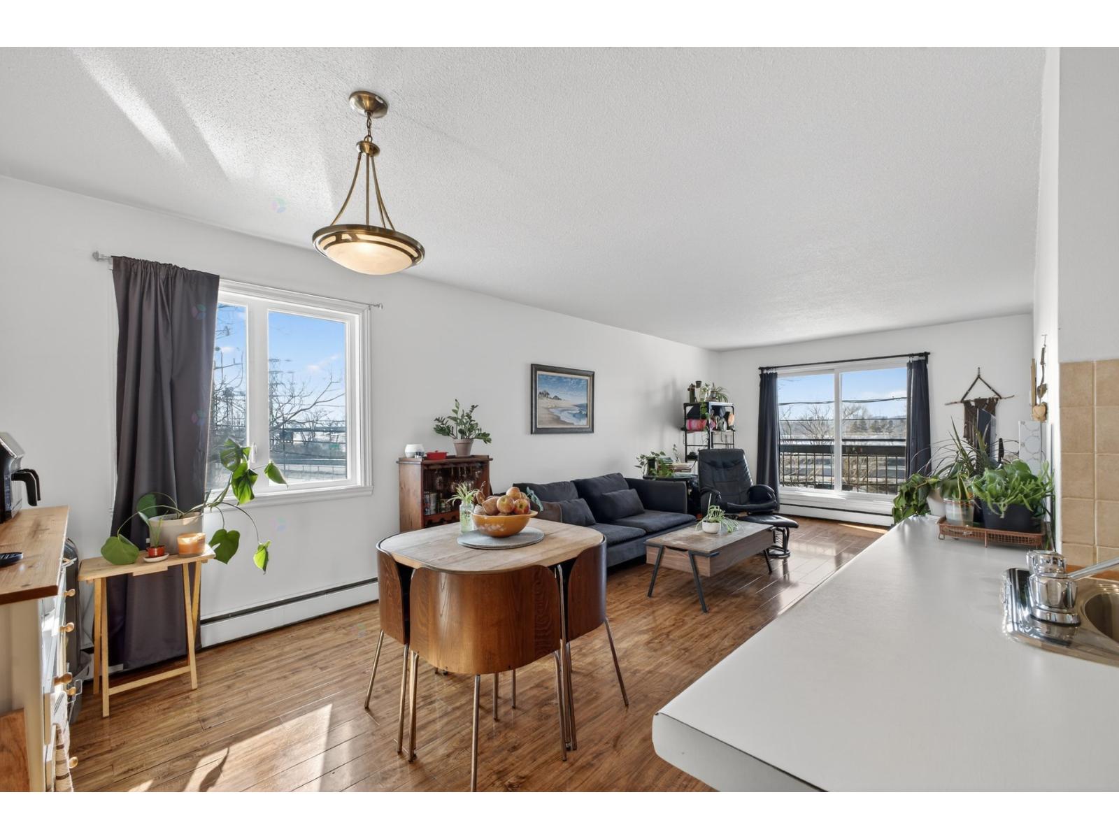 231 Rue Riverside, #203, Saint-Lambert, Quebec J4P1A3