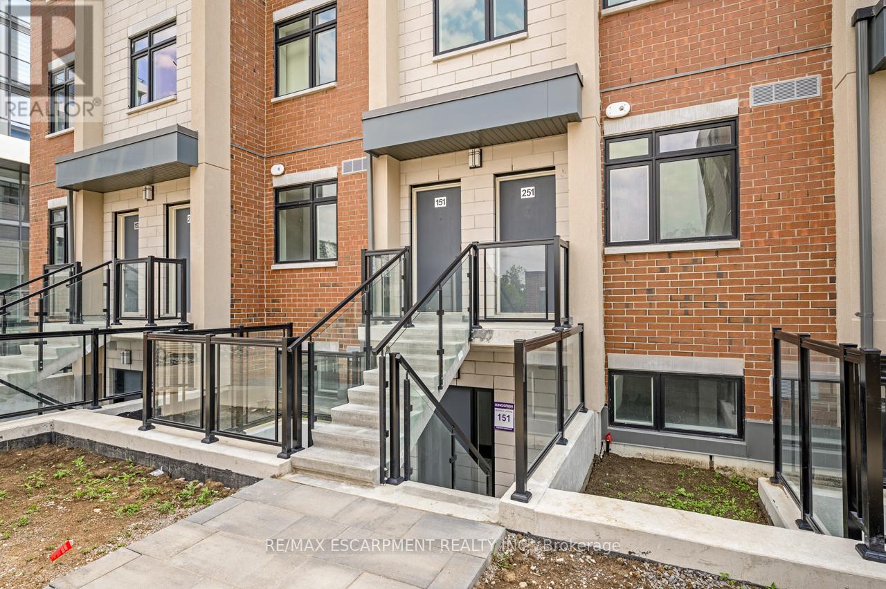 Row / Townhouse for Sale in 251 - 1075 DOUGLAS MCCURDY COMMON|Mississauga (Lakeview), Ontario L5G0C6 3