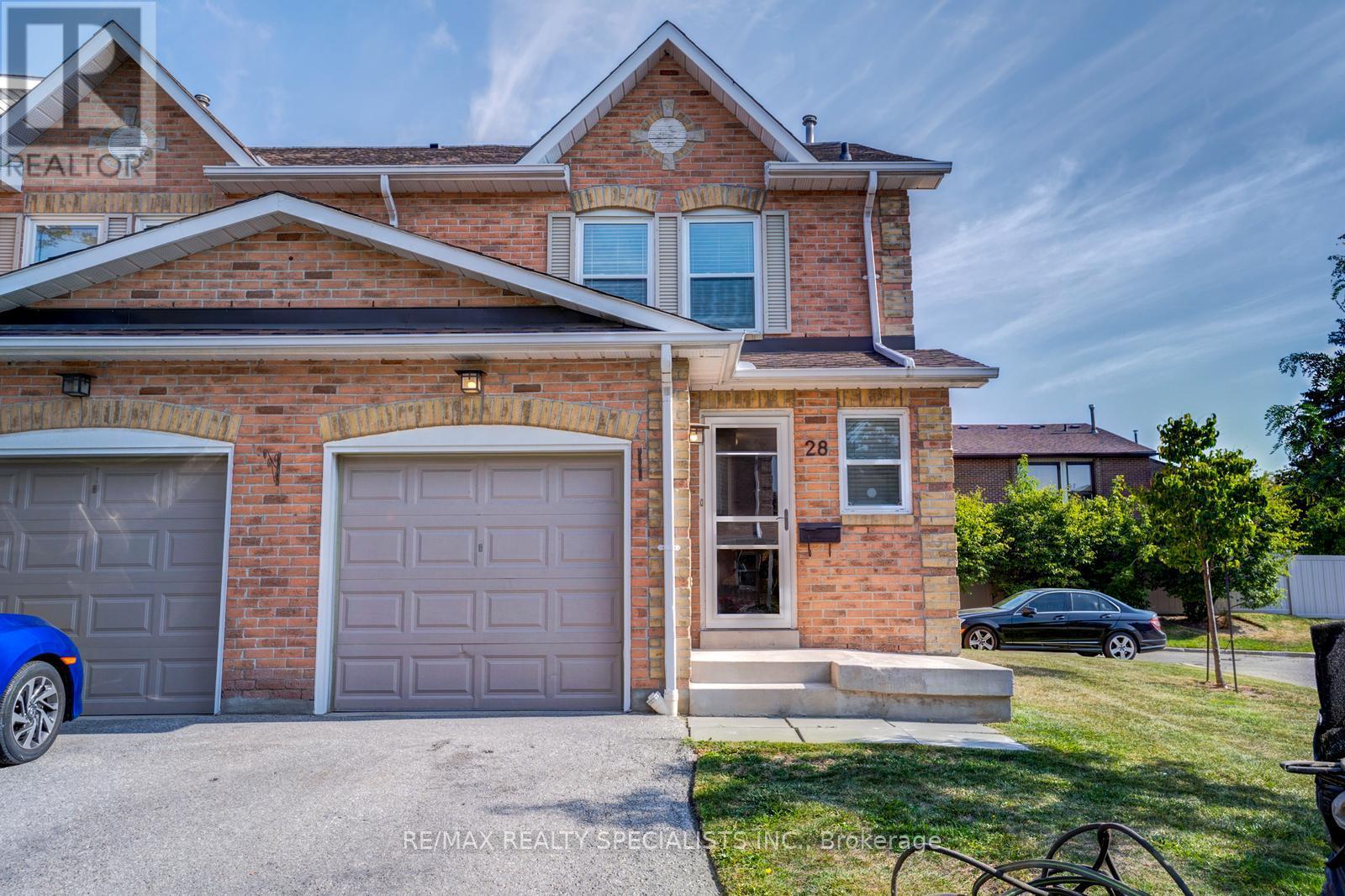 Row / Townhouse for Sale in 28 - 1039 CEDARGLEN GATE|Mississauga (Erindale), Ontario L5C3A7