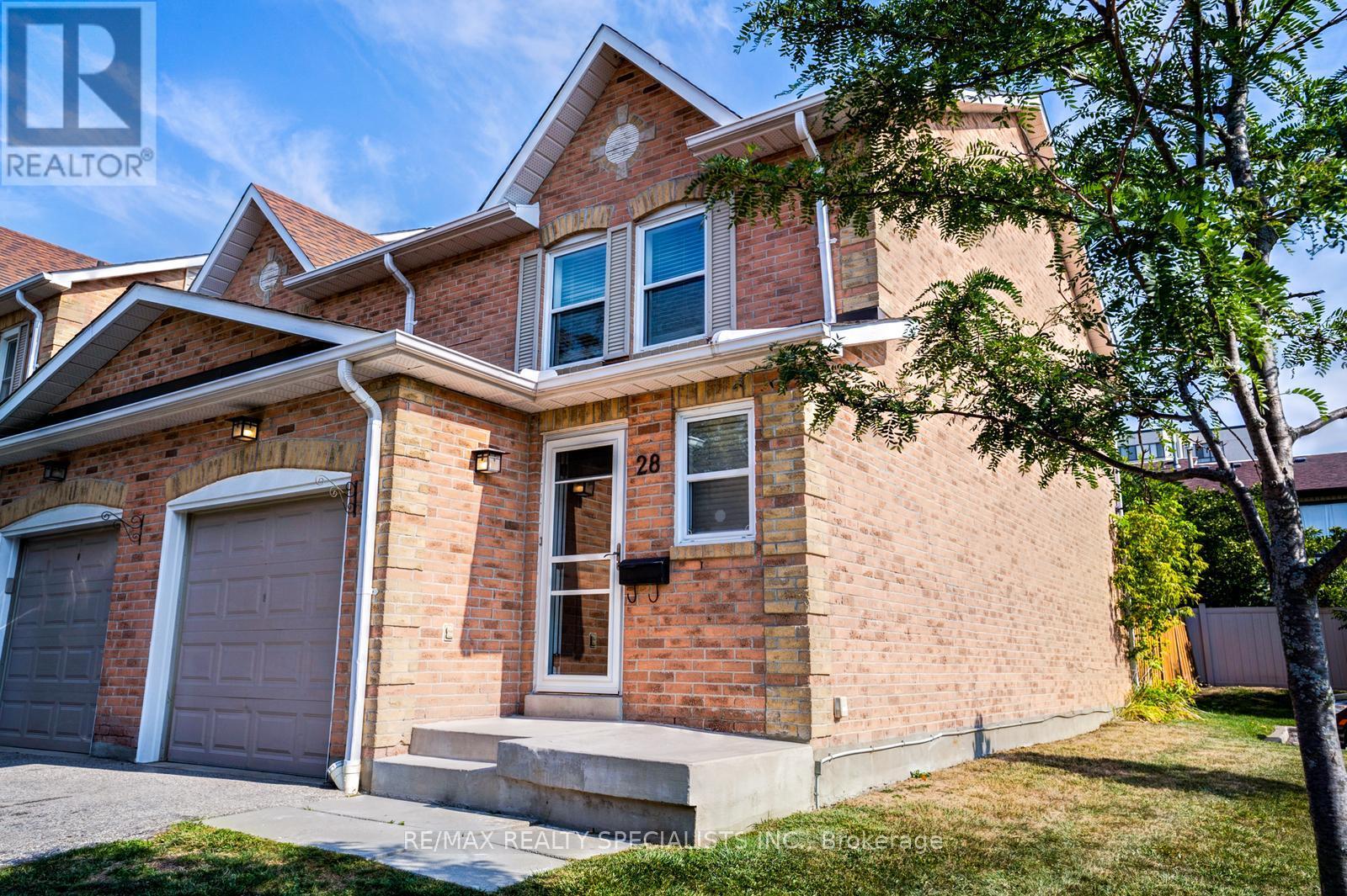 Row / Townhouse for Sale in 28 - 1039 CEDARGLEN GATE|Mississauga (Erindale), Ontario L5C3A7 2