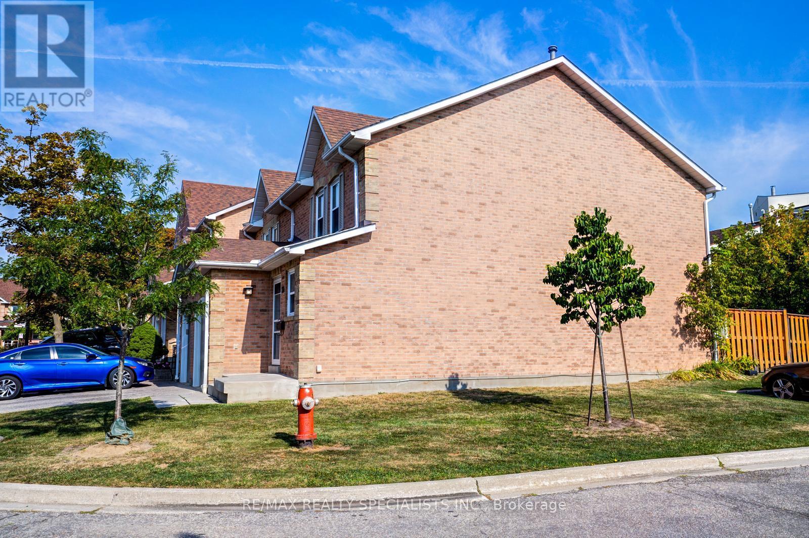 Row / Townhouse for Sale in 28 - 1039 CEDARGLEN GATE|Mississauga (Erindale), Ontario L5C3A7 3
