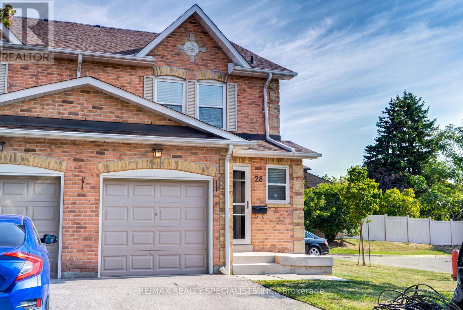 Row / Townhouse for Sale in 28 - 1039 CEDARGLEN GATE|Mississauga (Erindale), Ontario L5C3A7 4