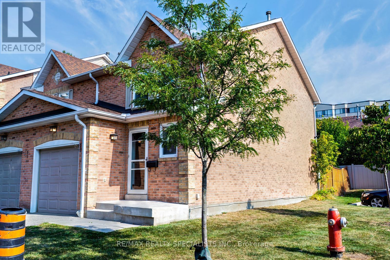 Row / Townhouse for Sale in 28 - 1039 CEDARGLEN GATE|Mississauga (Erindale), Ontario L5C3A7 5