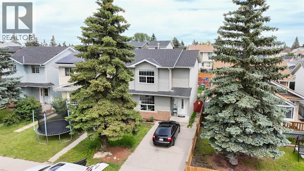 House for Sale in 136 Martindale Drive NE|Calgary, Alberta T3J3G5 2