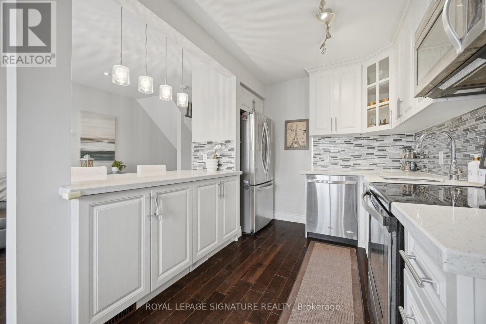 Row / Townhouse for Sale in 145 - 400 MISSISSAUGA VALLEY BOULEVARD|Mississauga (Mississauga Valleys), Ontario L5A3N6 2