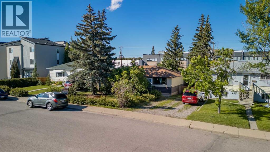 House for Sale in 6316 Bowwood Drive NW|Calgary, Alberta T3B2G4 3