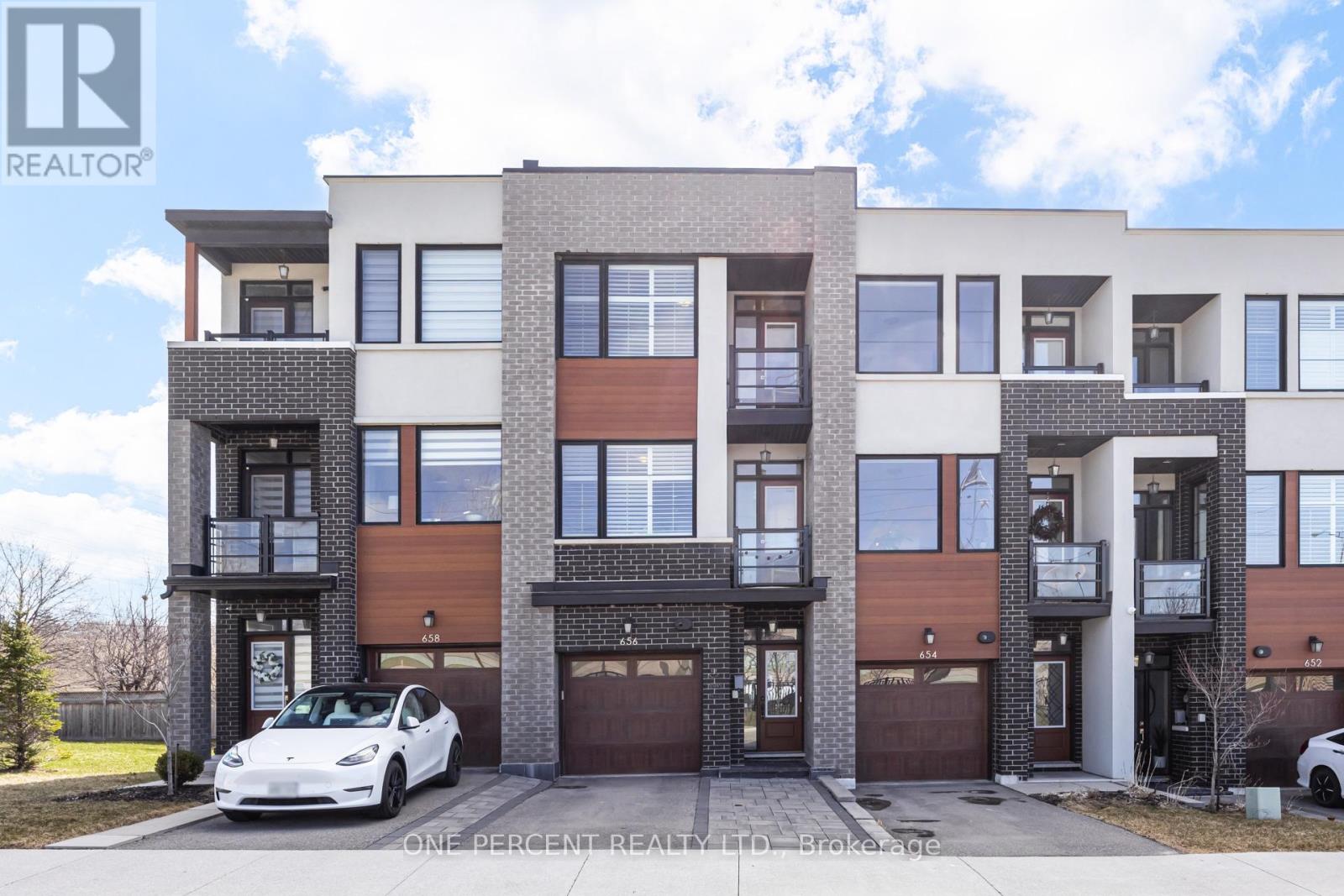 Row / Townhouse for Sale in 656 TUPELO COURT|Mississauga (Mineola), Ontario L5G0C4