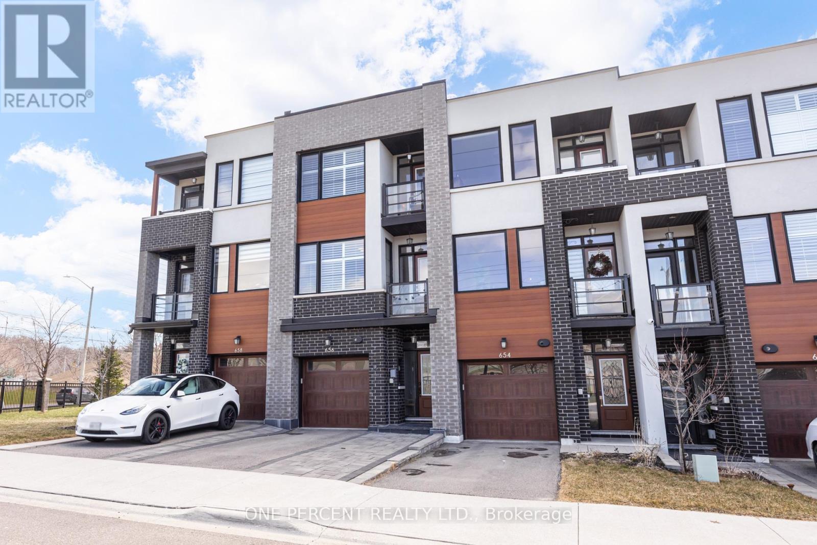 Row / Townhouse for Sale in 656 TUPELO COURT|Mississauga (Mineola), Ontario L5G0C4 2