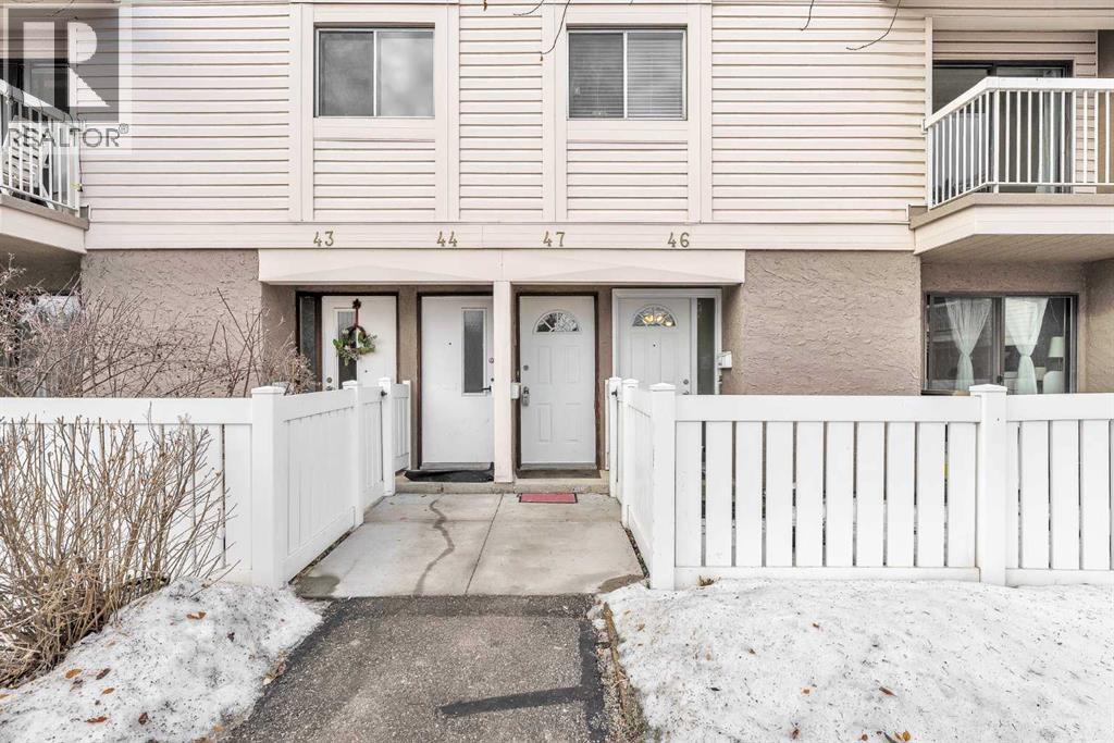 Row / Townhouse for Sale in 47, 3015 51 Street SW|Calgary, Alberta T3E6N5 2