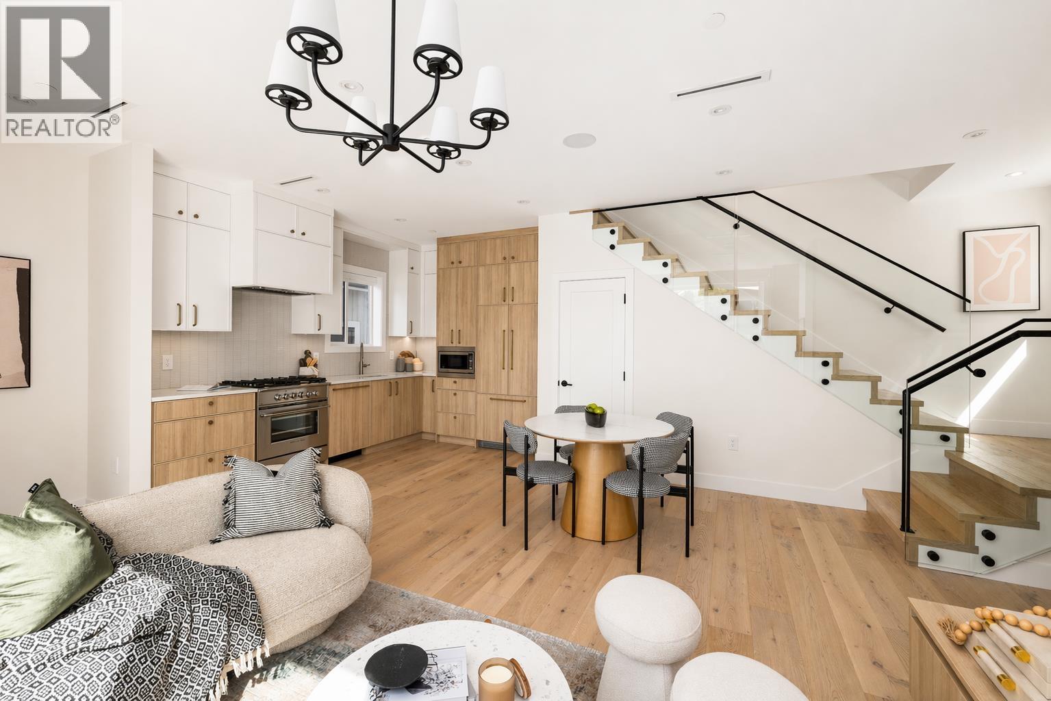 2 3141 E 19 AVENUE|Vancouver, British Columbia V5M2T2