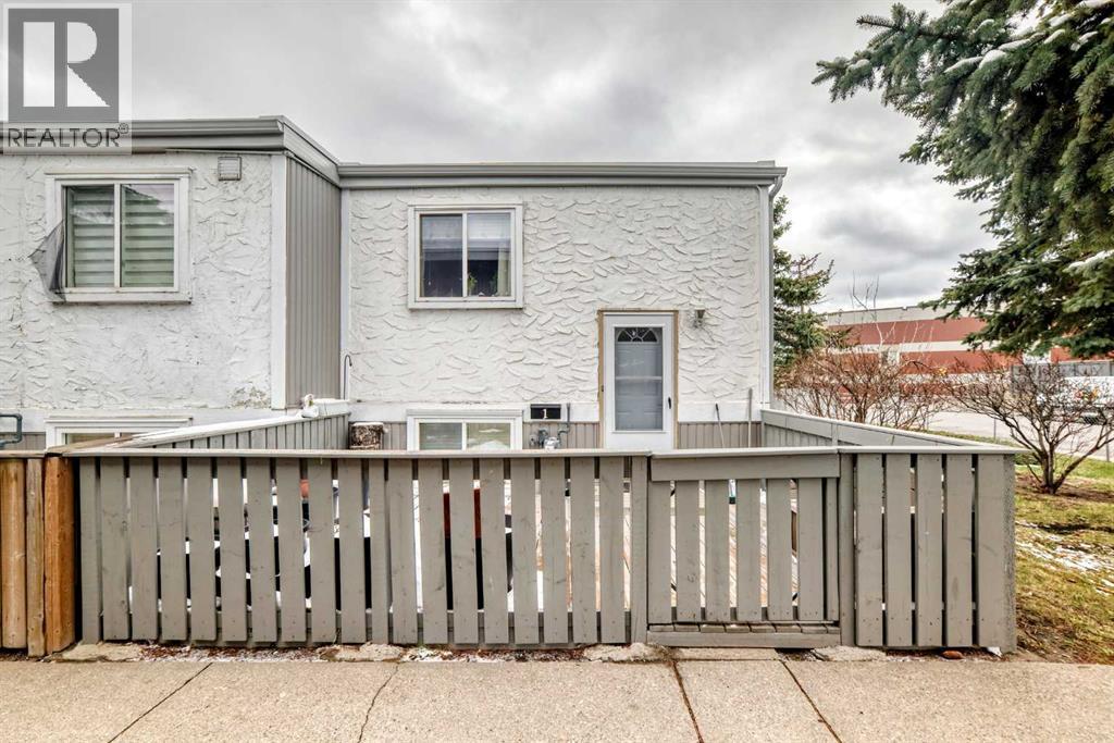 Row / Townhouse for Sale in 1, 455 Huntsville Crescent NW|Calgary, Alberta T2K4W3