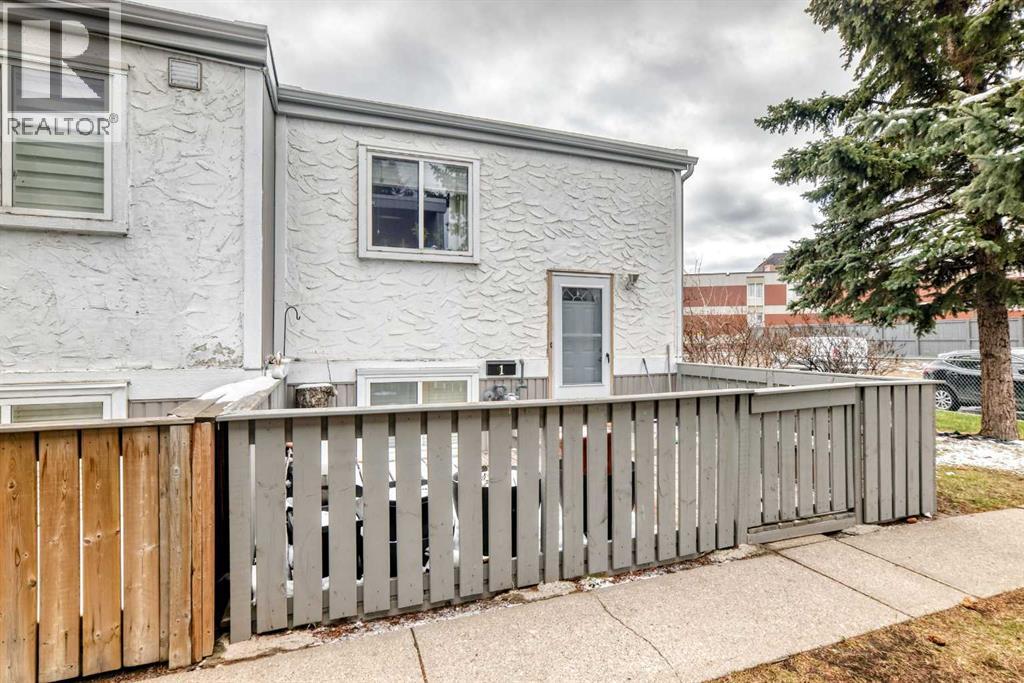 Row / Townhouse for Sale in 1, 455 Huntsville Crescent NW|Calgary, Alberta T2K4W3 2