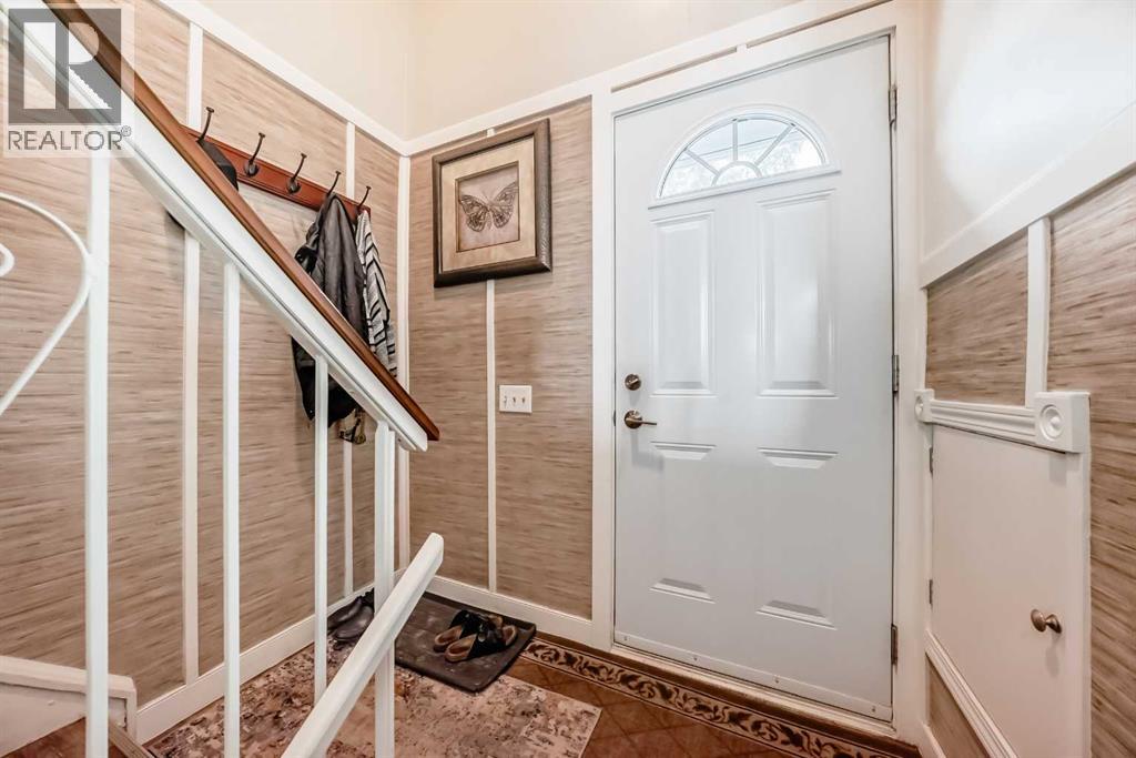 Row / Townhouse for Sale in 1, 455 Huntsville Crescent NW|Calgary, Alberta T2K4W3 3