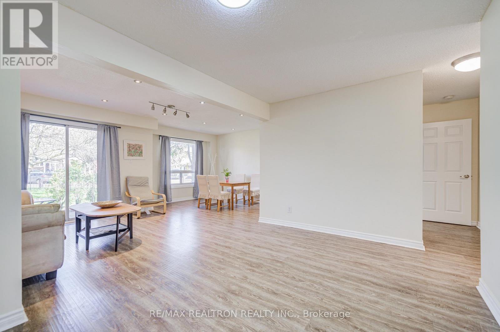 Row / Townhouse for Sale in 14 - 1180 MISSISSAUGA VALLEY BOULEVARD|Mississauga (Mississauga Valleys), Ontario L5A3M9