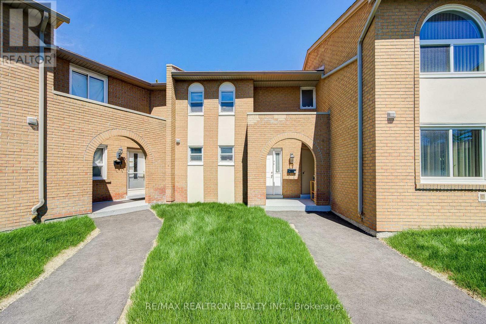 Row / Townhouse for Sale in 14 - 1180 MISSISSAUGA VALLEY BOULEVARD|Mississauga (Mississauga Valleys), Ontario L5A3M9 2