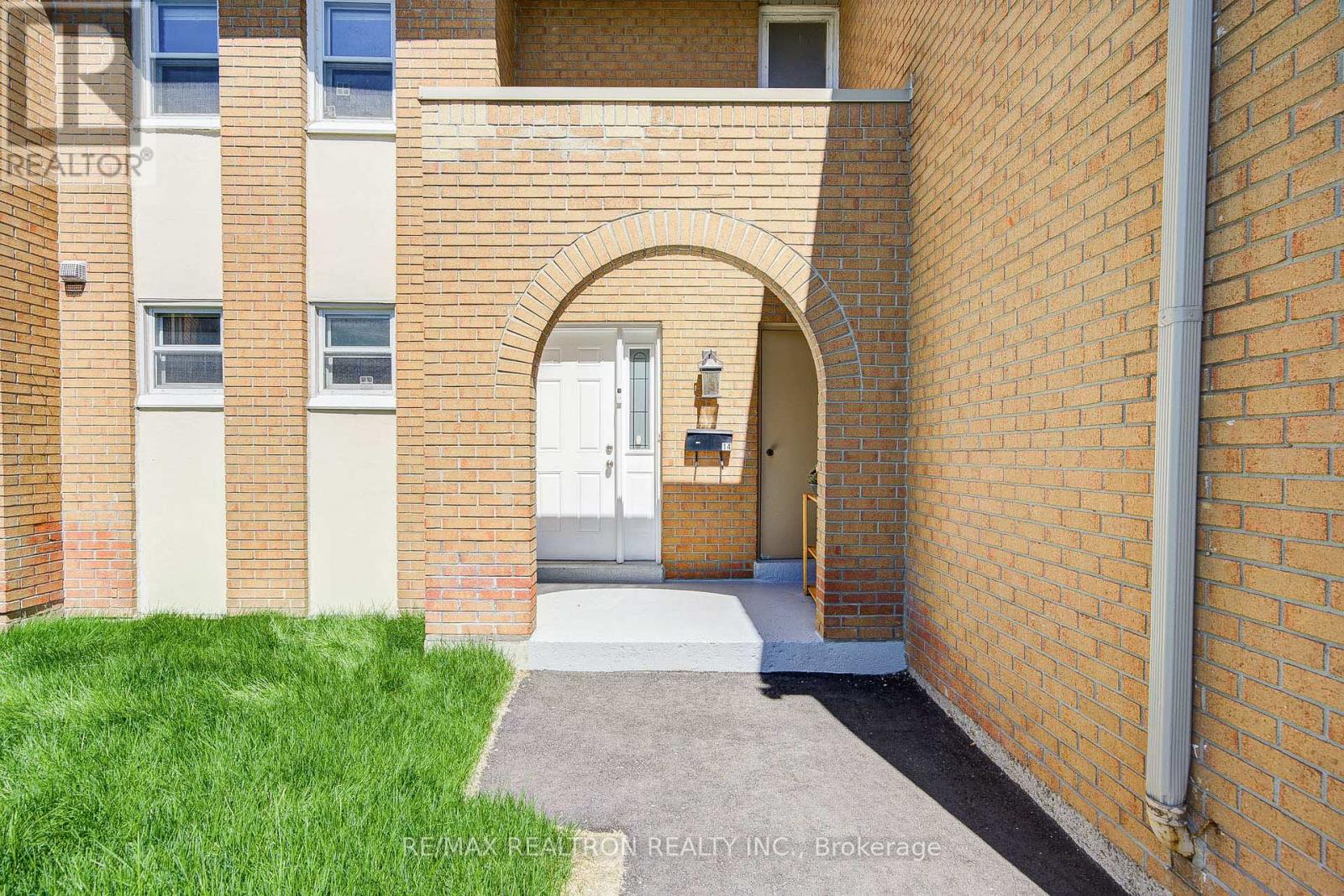 Row / Townhouse for Sale in 14 - 1180 MISSISSAUGA VALLEY BOULEVARD|Mississauga (Mississauga Valleys), Ontario L5A3M9 4