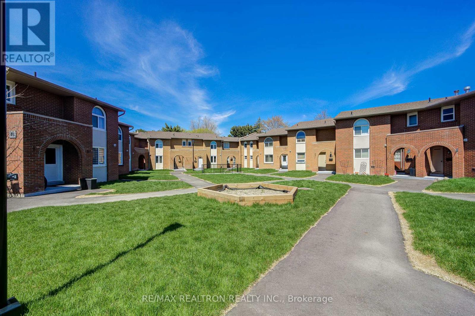 Row / Townhouse for Sale in 14 - 1180 MISSISSAUGA VALLEY BOULEVARD|Mississauga (Mississauga Valleys), Ontario L5A3M9 5