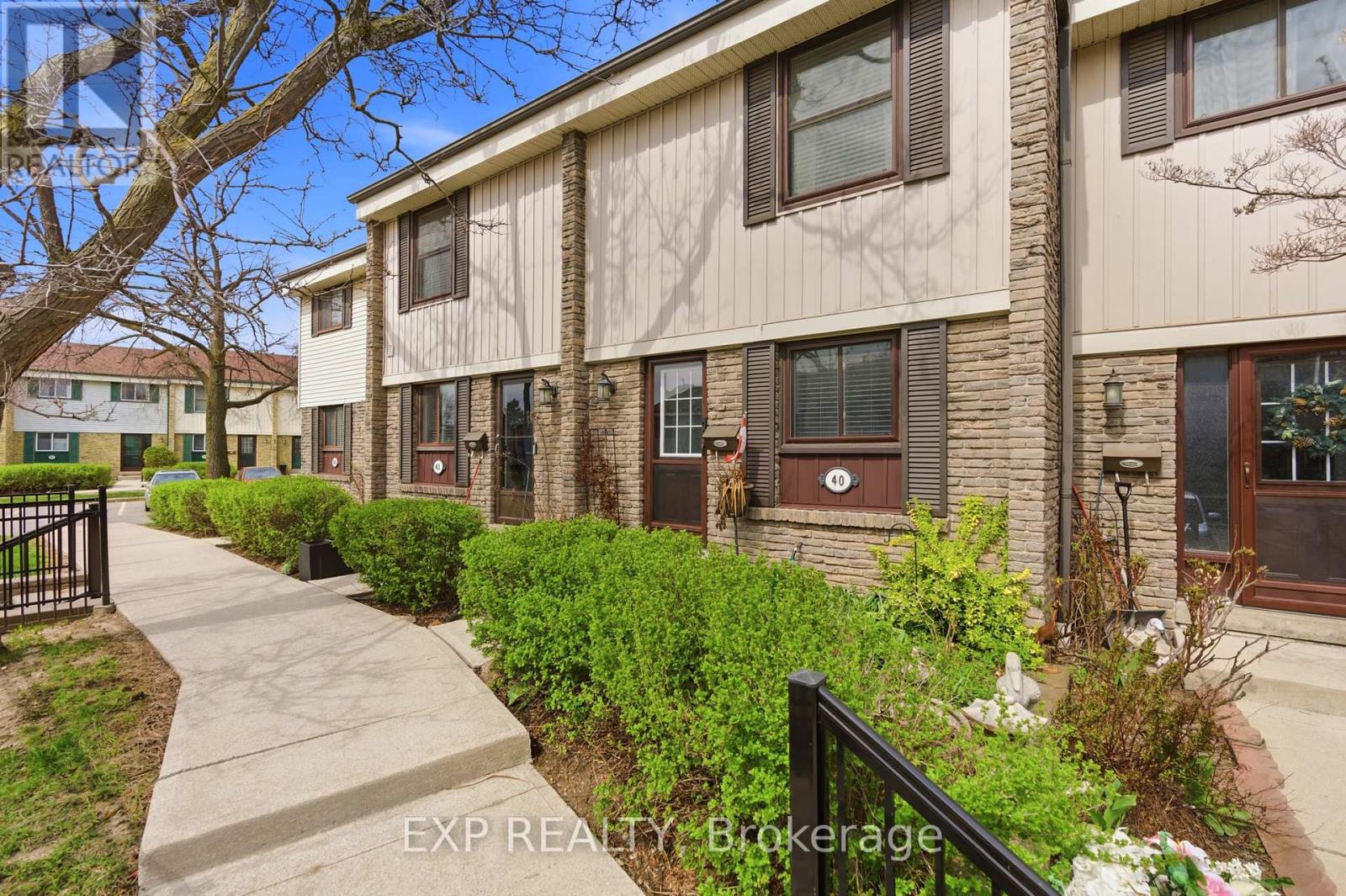 Row / Townhouse for Sale in 40 - 2779 GANANOQUE DRIVE|Mississauga (Meadowvale), Ontario L5N2E4 5