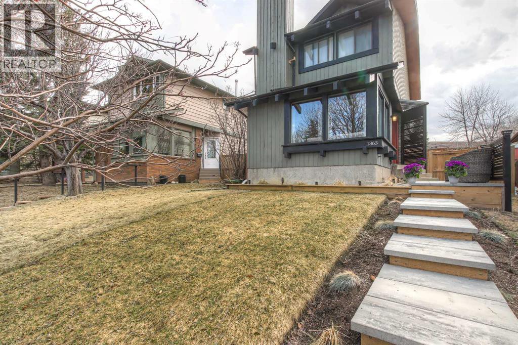 House for Sale in 1363 Berkley Drive NW|Calgary, Alberta T3K1T4