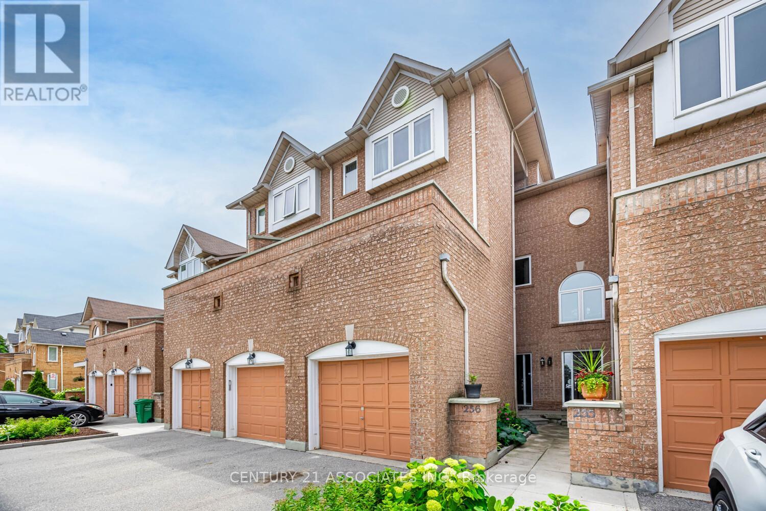 Row / Townhouse for Sale in 256 - 60 BARONDALE DRIVE|Mississauga (Hurontario), Ontario L4Z3N8 3