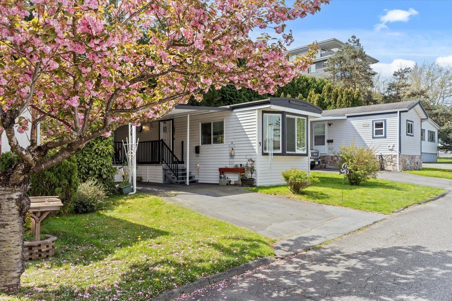 3 8220 KING GEORGE BOULEVARD, Surrey, British Columbia V3W6E1