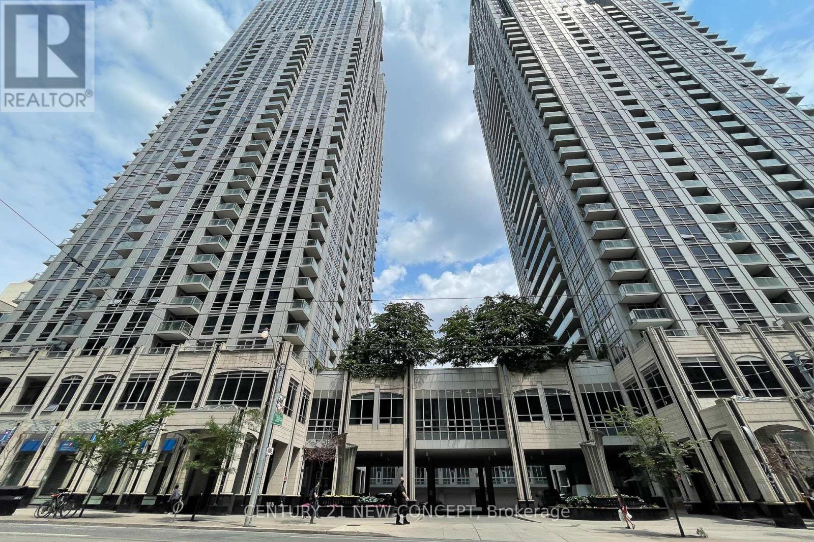 404 - 761 BAY STREET