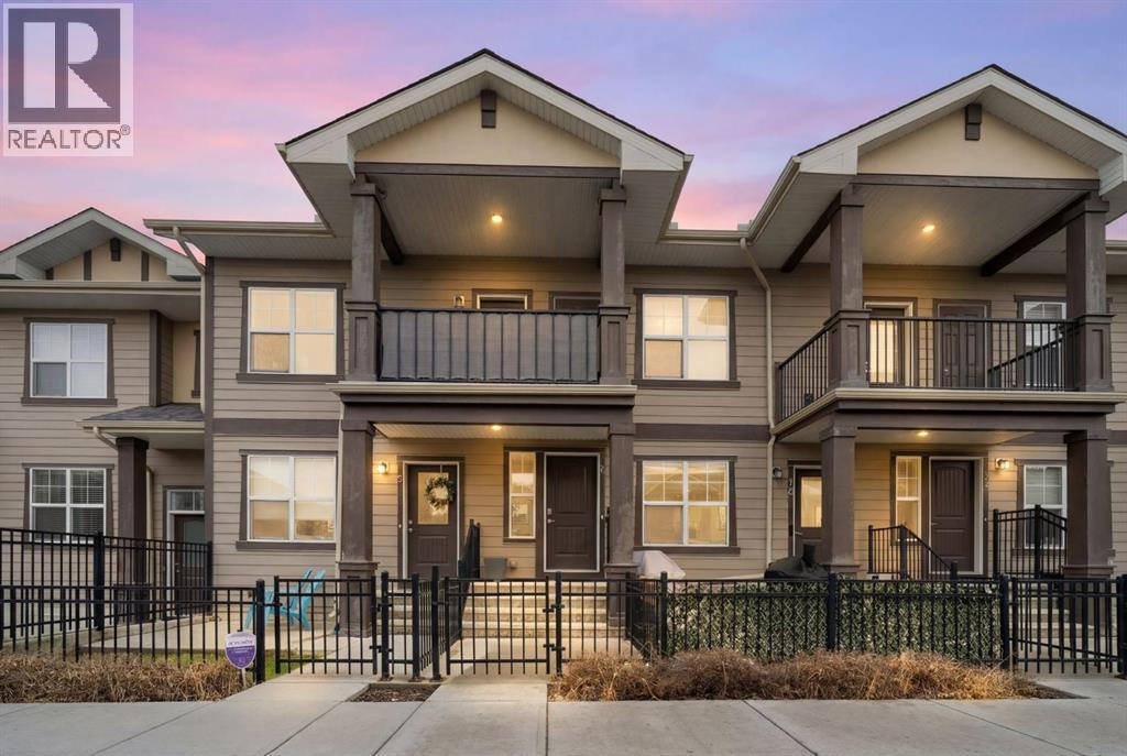 Row / Townhouse for Sale in 8 Evanscrest Gardens NW|Calgary, Alberta T3P0S1
