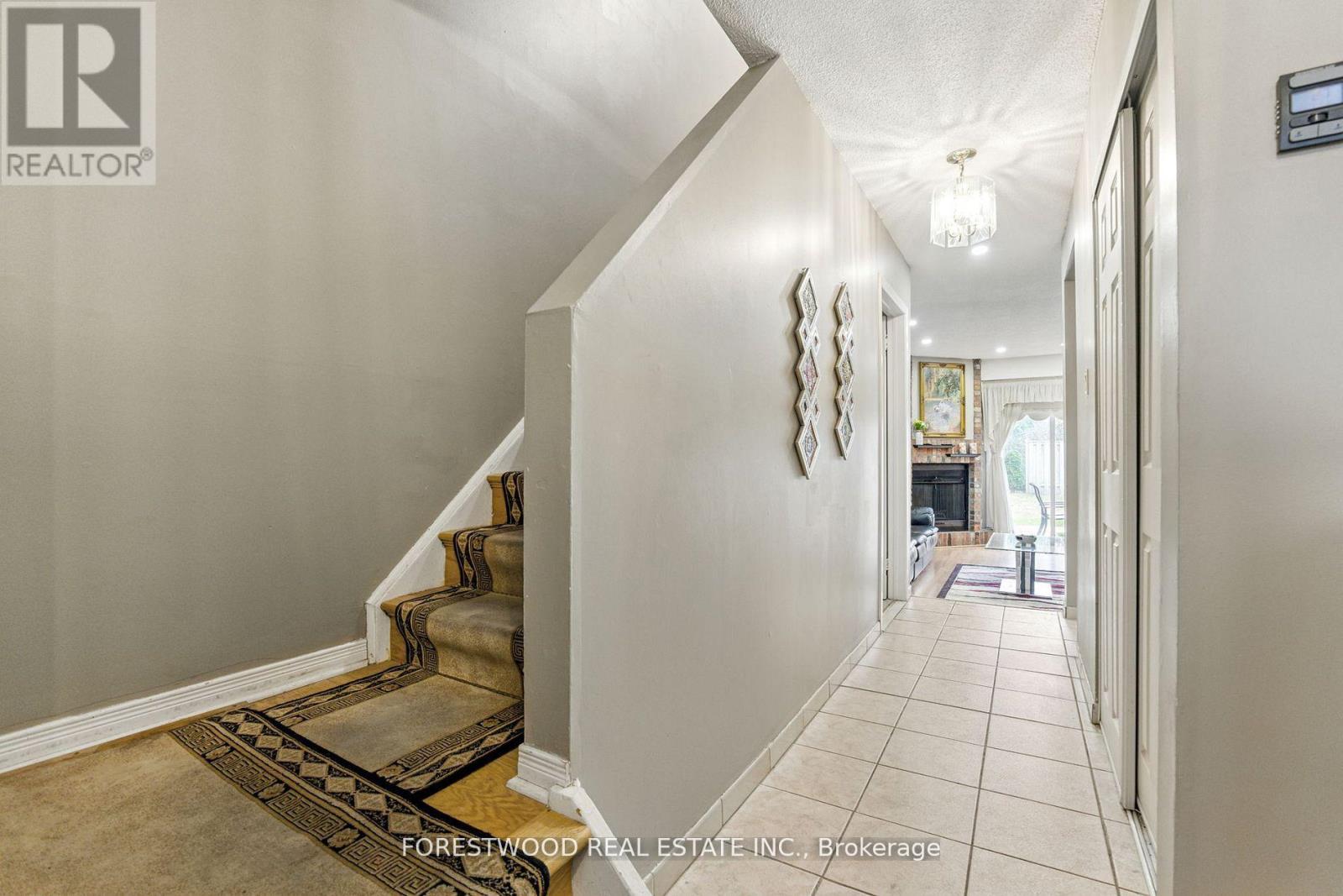 Row / Townhouse for Sale in 30 - 3345 SILVERADO DRIVE|Mississauga (Mississauga Valleys), Ontario L5A3Y8 2