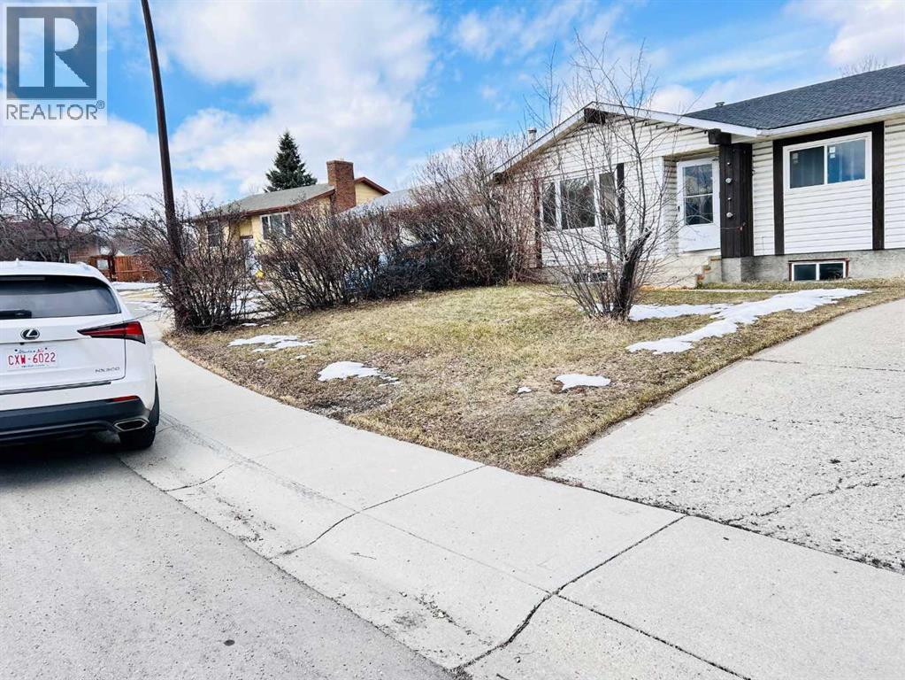 House for Sale in 223 Pineland Place NE|Calgary, Alberta T1Y3L4