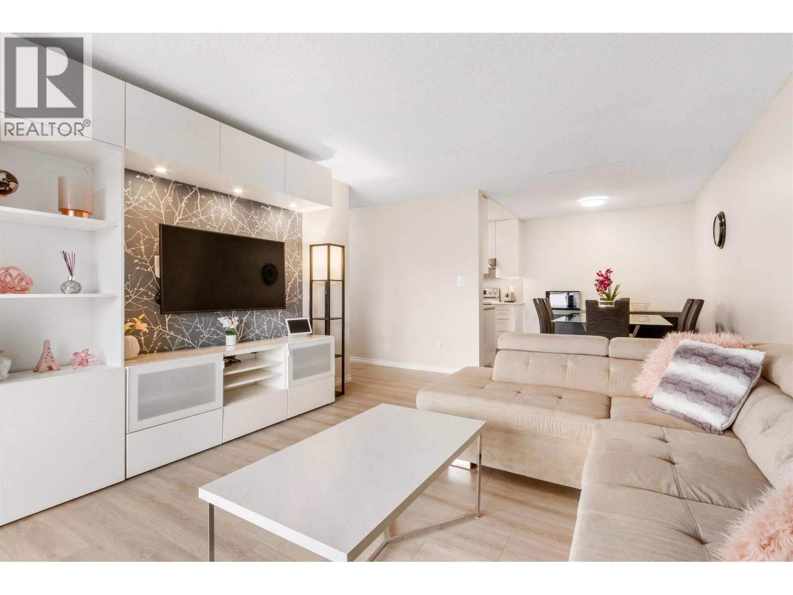 324 4373 HALIFAX STREET|Burnaby, British Columbia V5C5Z2