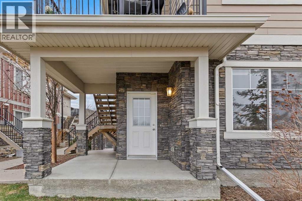 Row / Townhouse for Sale in 5, 35 West Coach Manor SW|Calgary, Alberta T3H1R7 2