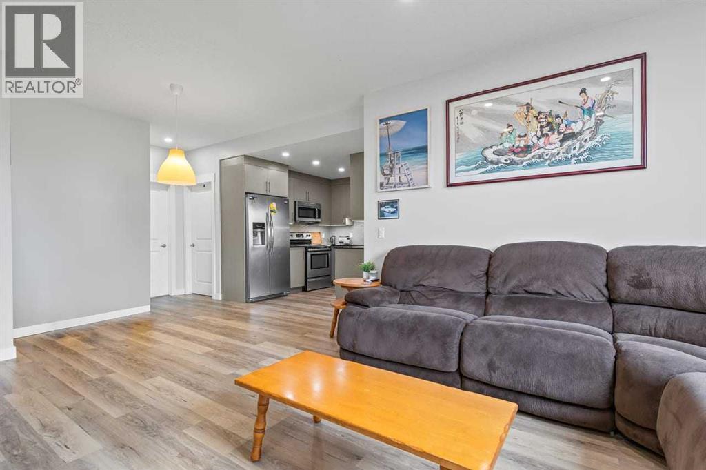 Row / Townhouse for Sale in 5, 35 West Coach Manor SW|Calgary, Alberta T3H1R7 3