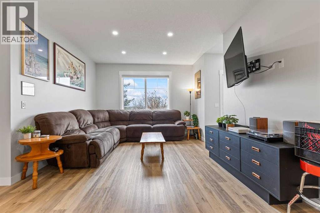 Row / Townhouse for Sale in 5, 35 West Coach Manor SW|Calgary, Alberta T3H1R7 4