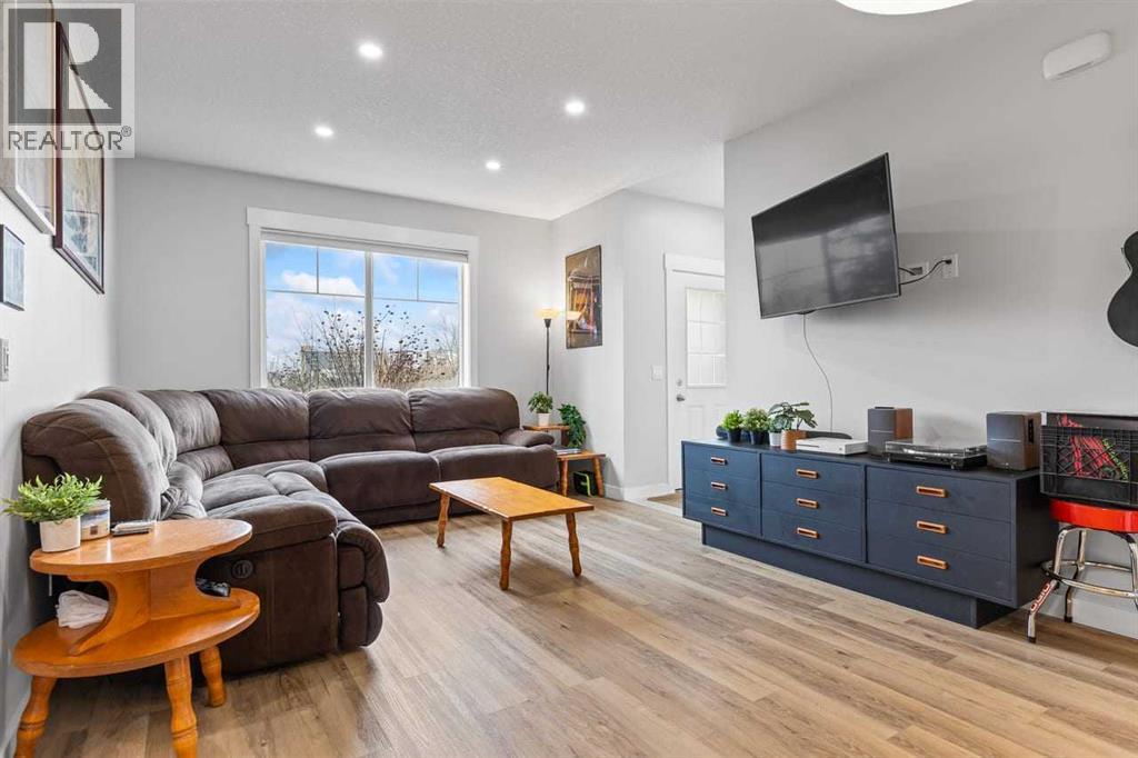 Row / Townhouse for Sale in 5, 35 West Coach Manor SW|Calgary, Alberta T3H1R7 5