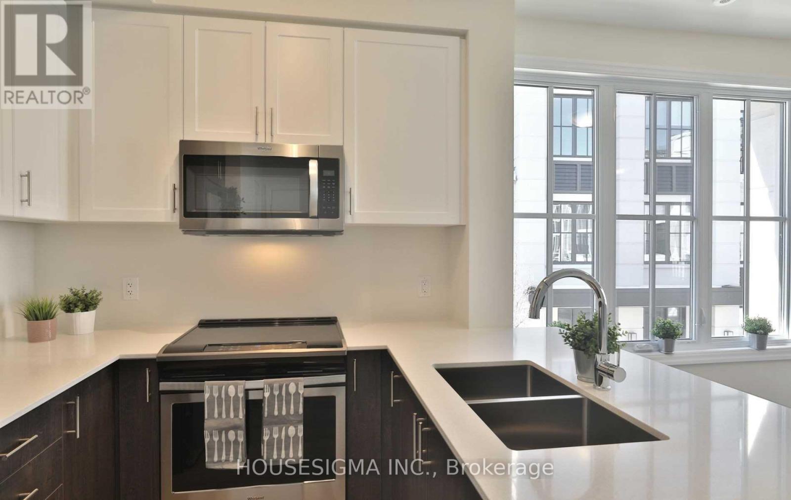 Row / Townhouse for Sale in 502 - 657 CRICKLEWOOD DRIVE|Mississauga (Mineola), Ontario L5G0B8 3