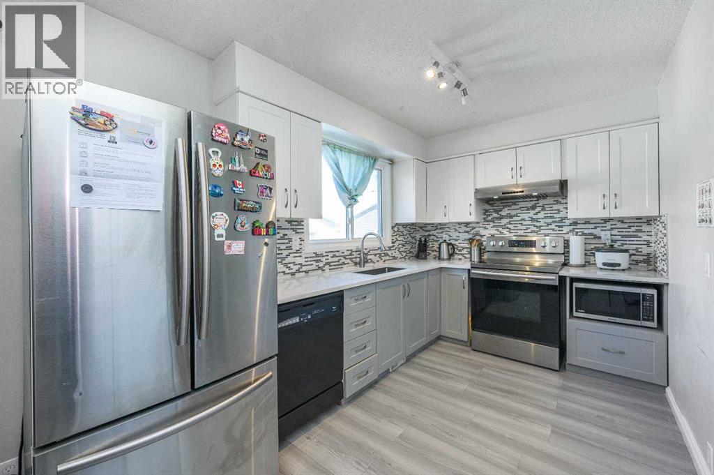 House for Sale in 427 Rundlelawn Way NE|Calgary, Alberta T1Y3J4 3