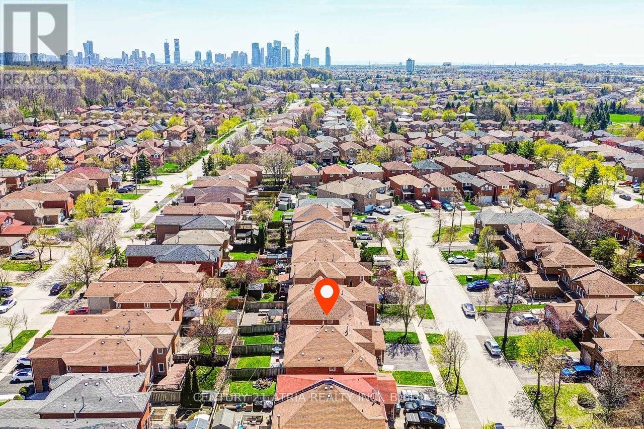 Row / Townhouse for Sale in 5699 TALATON TRAIL|Mississauga (Hurontario), Ontario L5R3N6 3