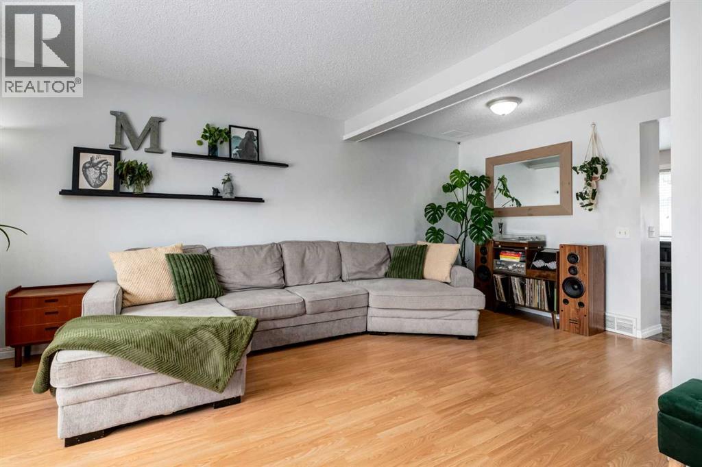 House for Sale in 955 Erin Woods Drive SE|Calgary, Alberta T2B2W4