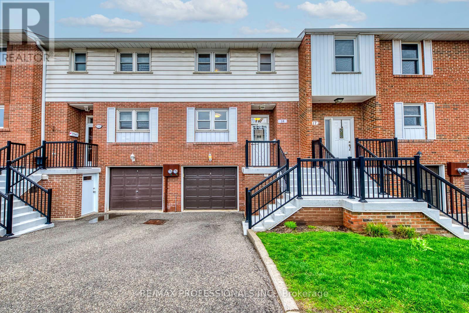 Row / Townhouse for Sale in 18 - 17 CENTENNIAL PARK ROAD|Toronto (Eringate-Centennial-West Deane), Ontario M9C4W8