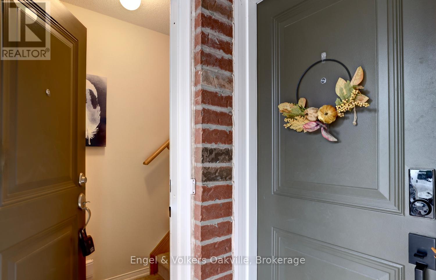 Row / Townhouse for Sale in 15 - 19 HAYS BOULEVARD|Oakville (RO River Oaks), Ontario L6H0H8 2