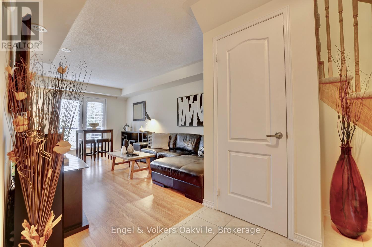 Row / Townhouse for Sale in 15 - 19 HAYS BOULEVARD|Oakville (RO River Oaks), Ontario L6H0H8 4