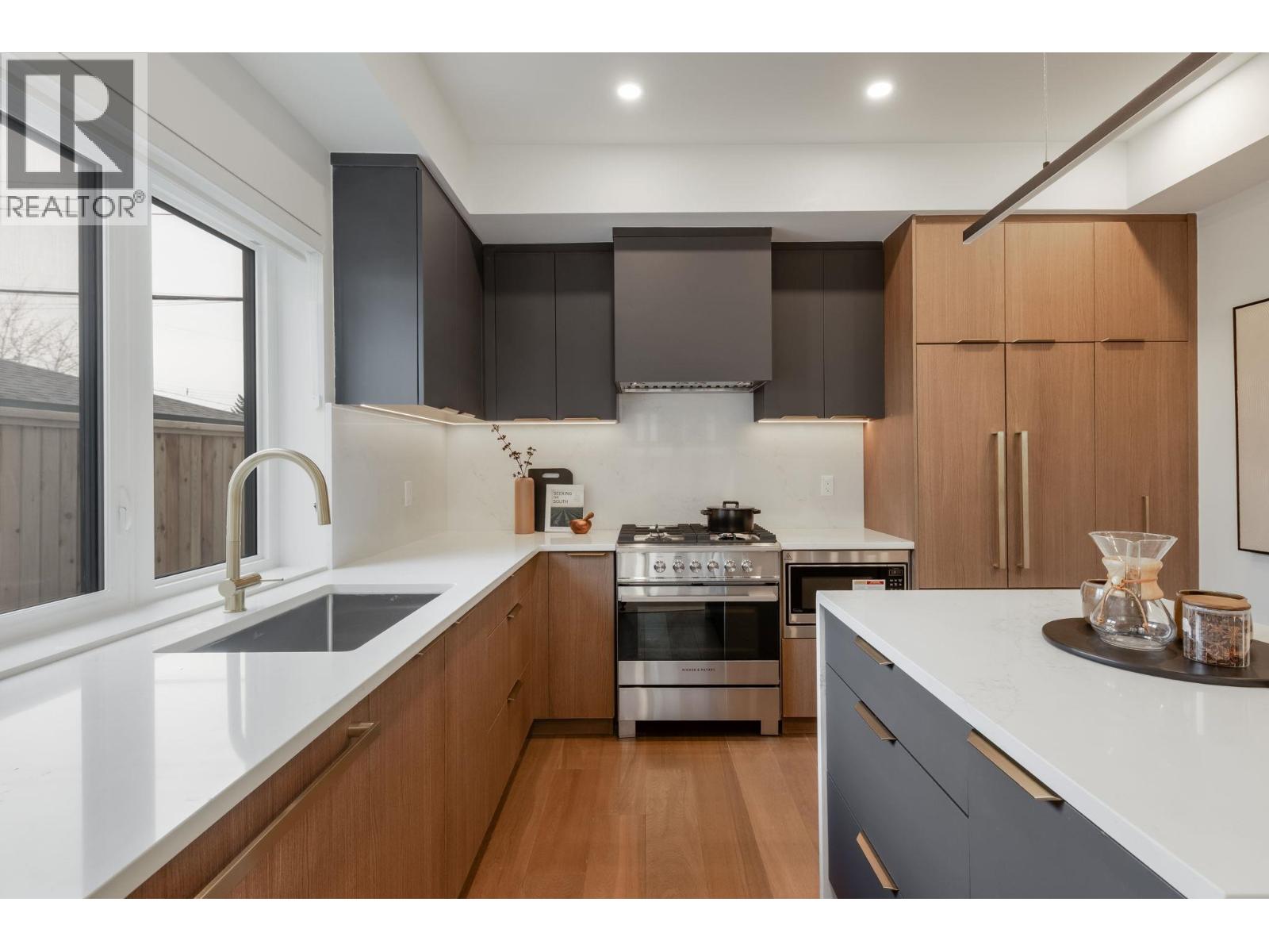 1 552 KASLO STREET|Vancouver, British Columbia V5K3Z2