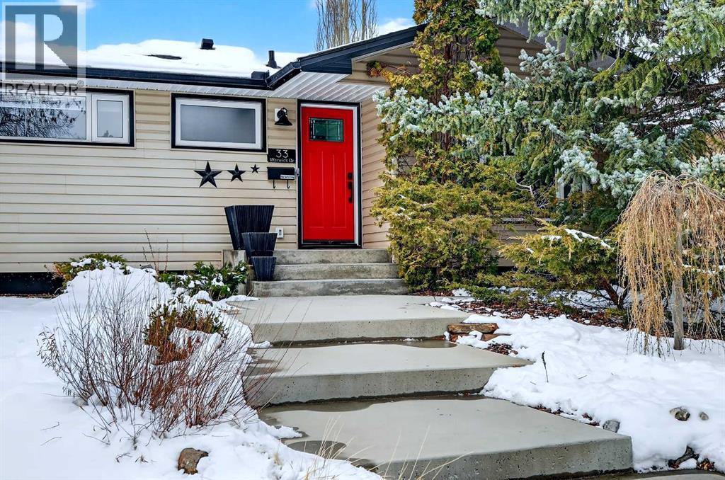 House for Sale in 33 Warwick Drive SW|Calgary, Alberta T3C2R5 2
