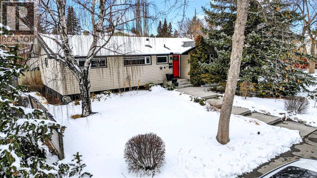House for Sale in 33 Warwick Drive SW|Calgary, Alberta T3C2R5
