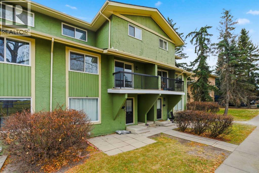 Row / Townhouse for Sale in 306, 2200 Woodview Drive SW|Calgary, Alberta T2W3N6