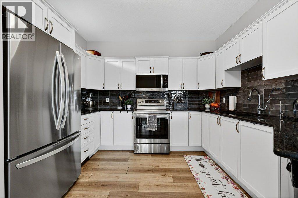 Duplex for Sale in 528 Rocky Vista Gardens NW|Calgary, Alberta T3G0B7 4