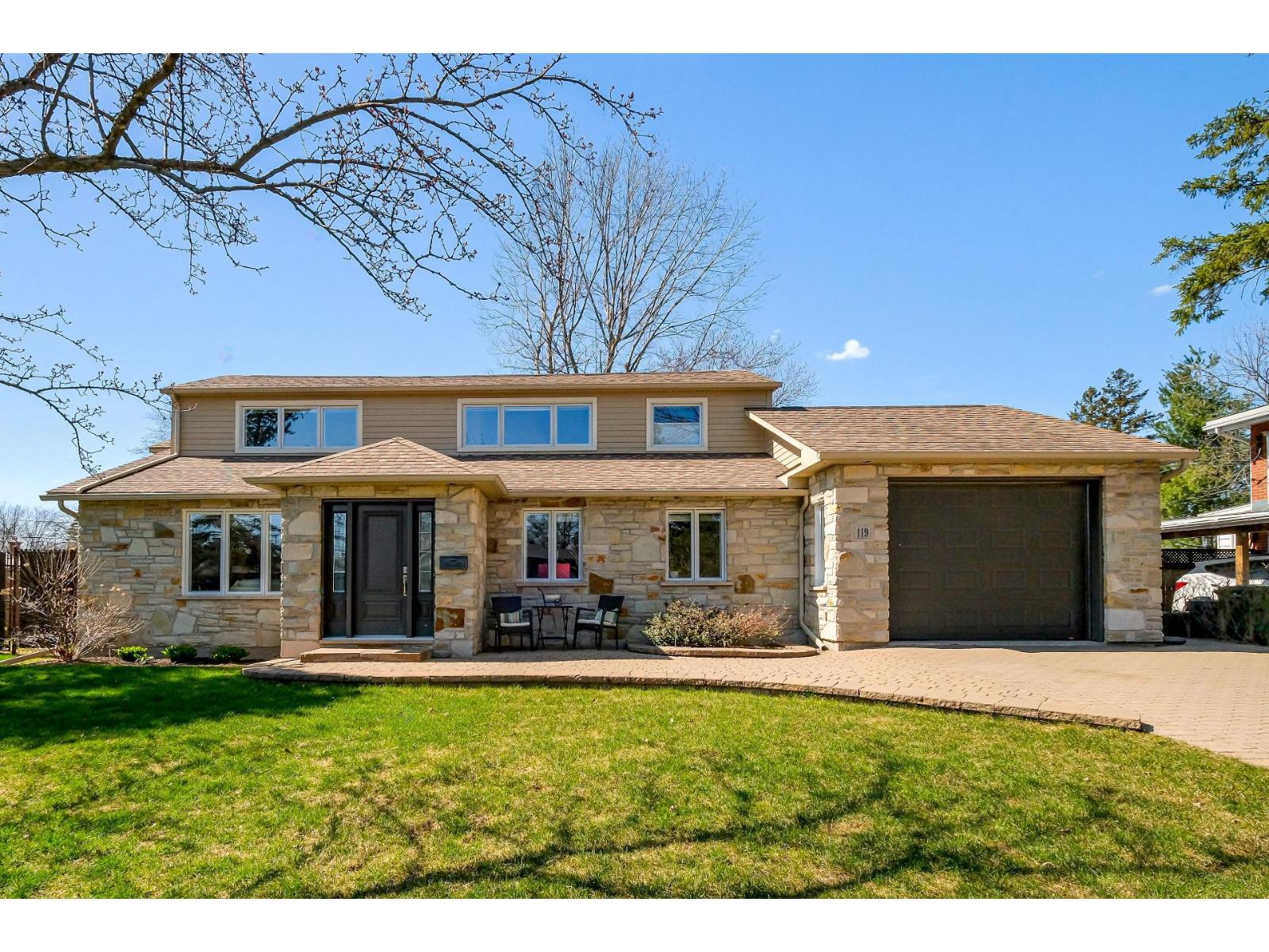 119 Place du Château, Saint-Bruno-de-Montarville, Quebec J3V1M8