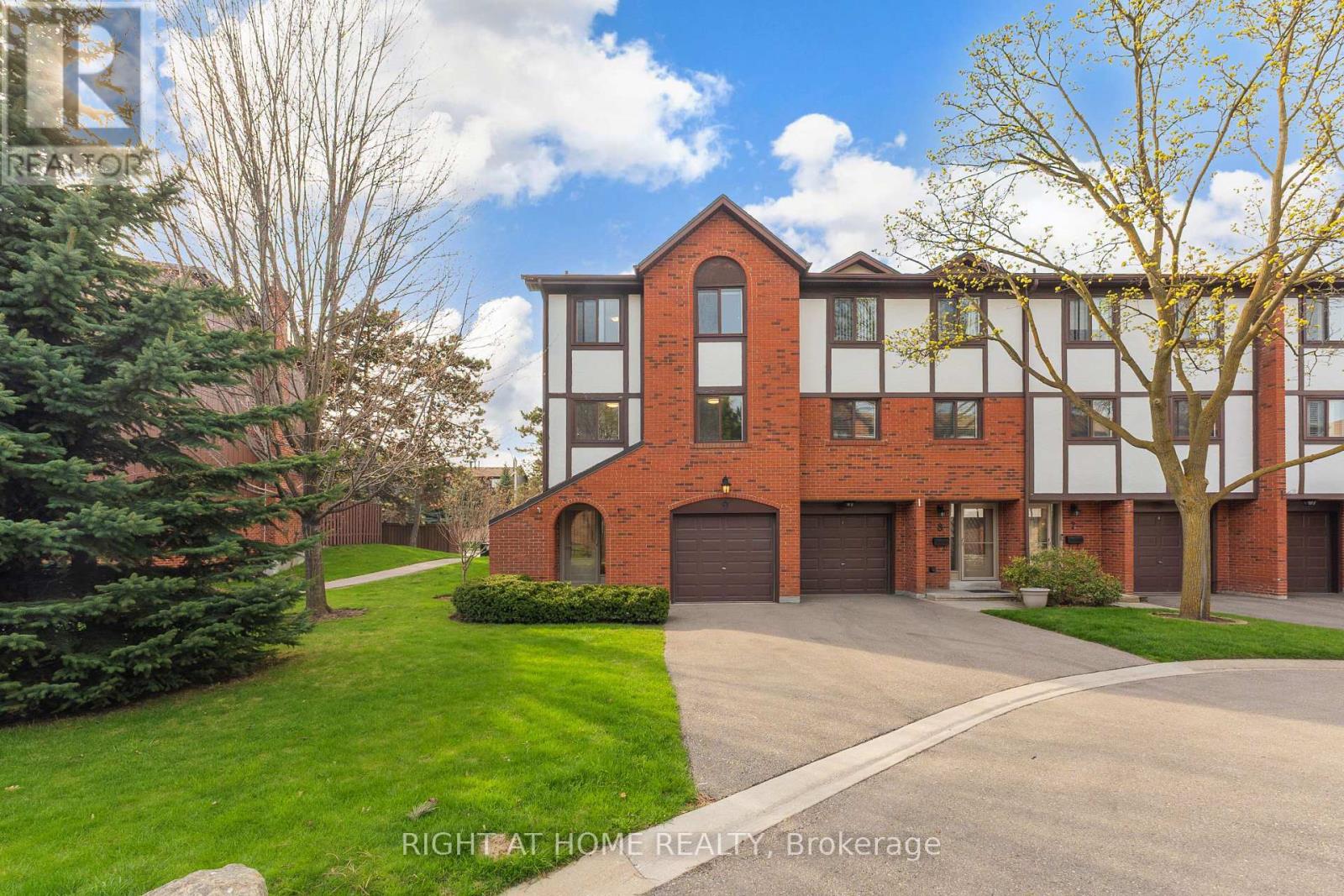 Row / Townhouse for Sale in 9 - 4165 FIELDGATE DRIVE|Mississauga (Rathwood), Ontario L4W2M9