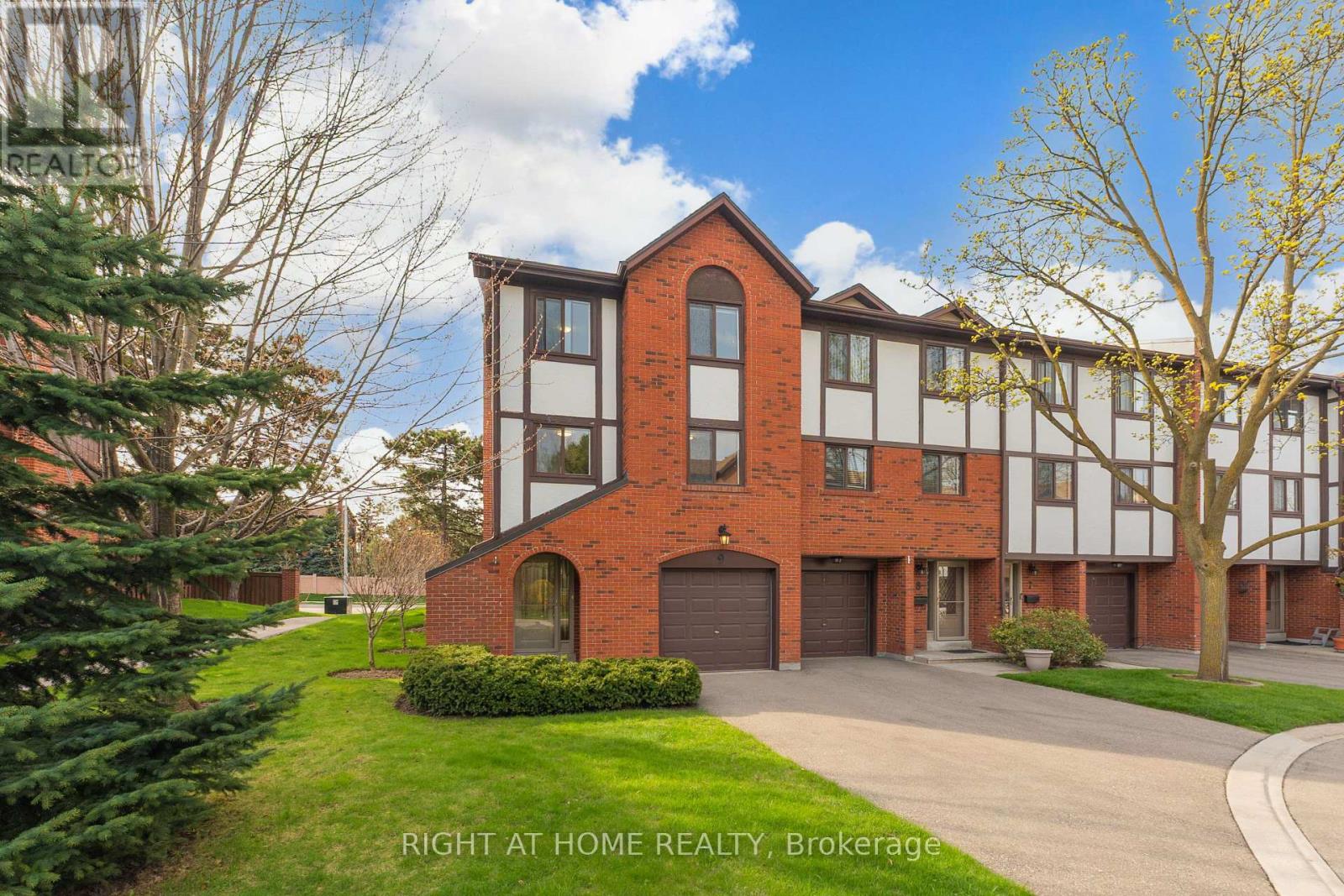 Row / Townhouse for Sale in 9 - 4165 FIELDGATE DRIVE|Mississauga (Rathwood), Ontario L4W2M9 3