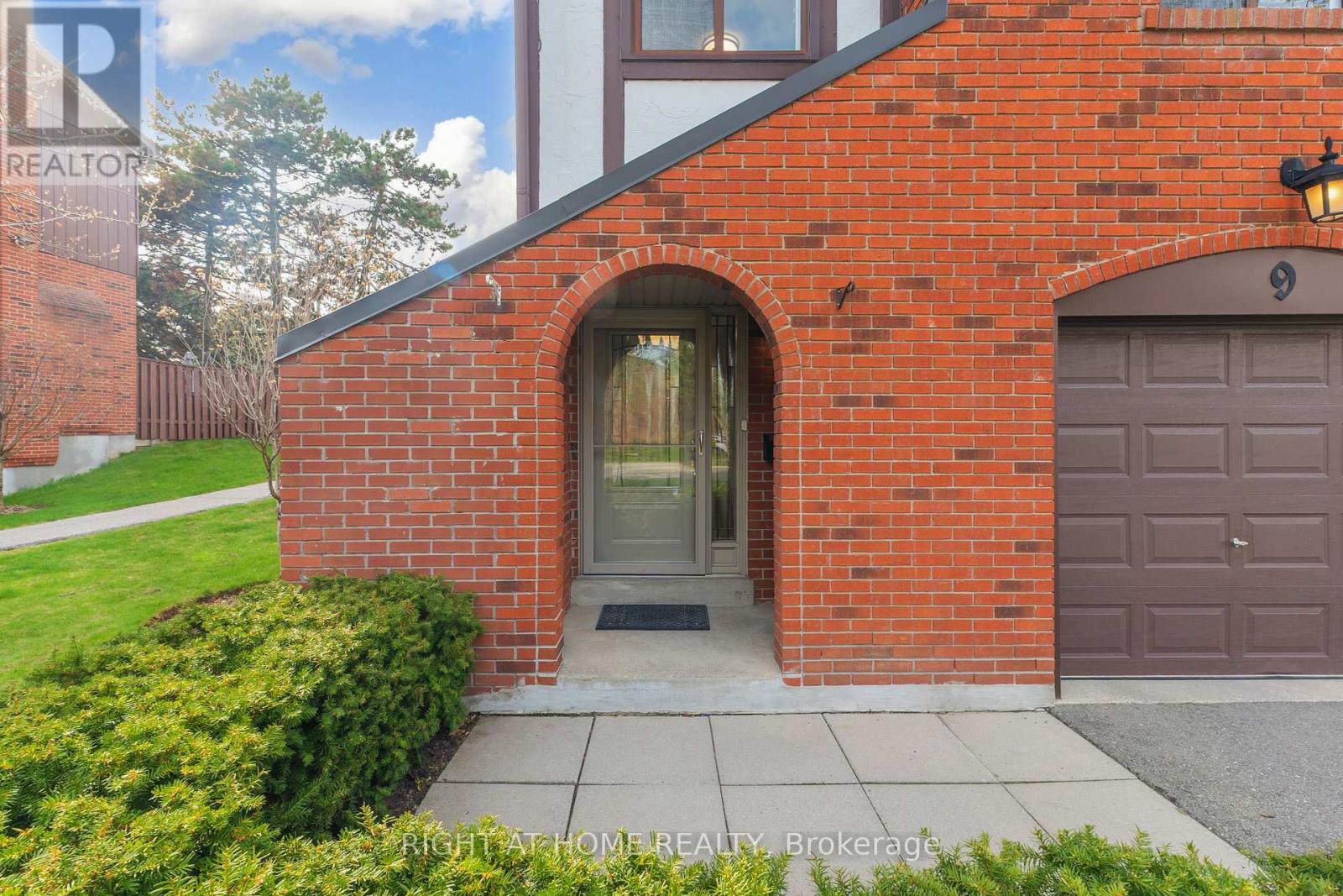 Row / Townhouse for Sale in 9 - 4165 FIELDGATE DRIVE|Mississauga (Rathwood), Ontario L4W2M9 4